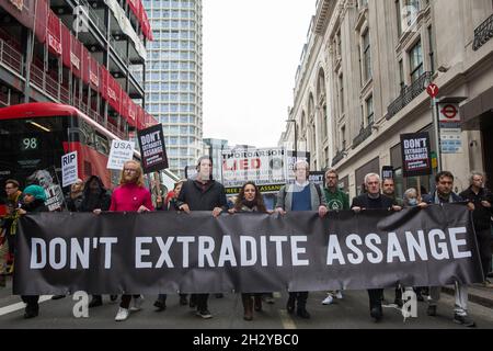 Londres, Royaume-Uni.23 octobre 2021. Les partisans du fondateur de Wikileaks, Julian Assange, participent à la marche pour Assange de la BBC Broadcasting House aux cours royales de justice organisée par la campagne ne pas extrader Assange.Le gouvernement américain entamera un appel devant la haute Cour le 27 octobre contre une décision prise plus tôt cette année de ne pas extrader Assange pour faire face à des accusations d'espionnage aux États-Unis.Assange est détenu à la prison de Belmarsh depuis 2019.Crédit : Mark Kerrison/Alamy Live News Banque D'Images