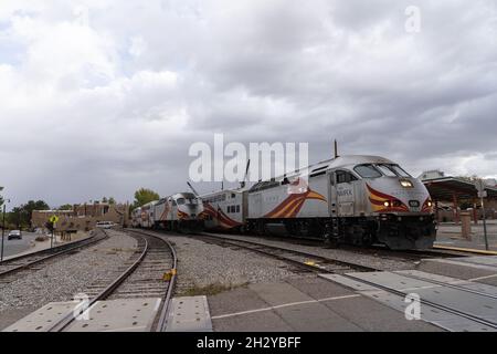 Le 12 octobre 2021, des trains Runner Express du Nouveau-Mexique attendent à Santa Fe, NOUVEAU-MEXIQUE, au terminus nord de la ligne de train de banlieue. Banque D'Images
