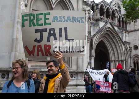 Londres, Royaume-Uni.23 octobre 2021.Les partisans du fondateur de Wikileaks, Julian Assange, écoutent les discours devant la haute Cour après une marche pour Assange de la BBC Broadcasting House organisée par la campagne ne pas extrader Assange.Le gouvernement américain entamera un appel devant la haute Cour le 27 octobre contre une décision prise plus tôt cette année de ne pas extrader Assange pour faire face à des accusations d'espionnage aux États-Unis.Assange est détenu à la prison de Belmarsh depuis 2019.Crédit : Mark Kerrison/Alamy Live News Banque D'Images