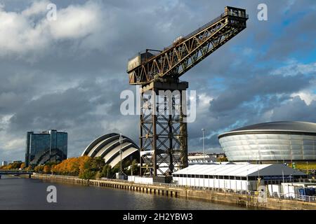 Glasgow, Écosse, Royaume-Uni.24 octobre 2021 EN PHOTO : Hôtel Crown Plaza, bâtiment SEC Armadillo et Finnieston Crane et OVO Arena en toile de fond sur la rivière Clyde.Vue sur le site de la COP26 montrant la rivière Clyde et le quai, avec les bâtiments du Scottish Event Campus (OVO Hydro Arena, SEC Armadillo et SECC) ainsi que le Crown Plaza Hotel et la clôture de sécurité en acier entourant la région.Quelques jours avant que les chefs d'État, ainsi que des milliers de délégués, de médias et de manifestants, soient attendus à Glasgow très prochainement pour le début du Sommet sur les changements climatiques qui débutera le 3 Banque D'Images