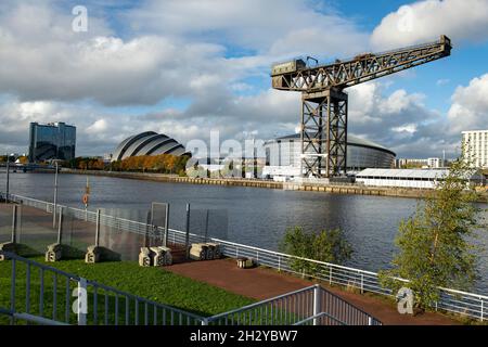 Glasgow, Écosse, Royaume-Uni.24 octobre 2021 EN PHOTO : l'anneau de la clôture de sécurité en acier et des barrières anti-protestataires s'étendent sur tout le périmètre de la zone COP26 avec l'hôtel Crown Plaza, le bâtiment SEC Armadillo et la grue Finnieston et l'arène OVO en toile de fond.Vue sur le site de la COP26 montrant la rivière Clyde et le quai, avec les bâtiments du Scottish Event Campus (OVO Hydro Arena, SEC Armadillo et SECC) ainsi que le Crown Plaza Hotel et la clôture de sécurité en acier entourant la région.Jours jusqu'aux chefs d'Etat, avec des milliers de délégués, de médias et de manifestants Banque D'Images