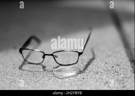 Mise au point sélective sur les lunettes endommagées dont la lentille est rayée est sortie Banque D'Images