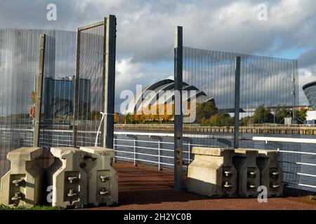 Glasgow, Écosse, Royaume-Uni.24 octobre 2021 EN PHOTO : l'anneau de la clôture de sécurité en acier et des barrières antiprotéstor s'étendent sur tout le périmètre de la zone COP26.Vue sur le site de la COP26 montrant la rivière Clyde et le quai, avec les bâtiments du Scottish Event Campus (OVO Hydro Arena, SEC Armadillo et SECC) ainsi que le Crown Plaza Hotel et la clôture de sécurité en acier entourant la région.Quelques jours avant que les chefs d'État, ainsi que des milliers de délégués, de médias et de manifestants, soient attendus à Glasgow très prochainement pour le début du Sommet sur les changements climatiques Banque D'Images