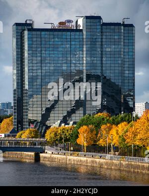 Glasgow, Écosse, Royaume-Uni.24 octobre 2021 EN PHOTO : Hôtel Glasgow Crown Plaza reflétant l'image du bâtiment SEC Armadilo dans ses fenêtres extérieures en miroir.Vue sur le site de la COP26 montrant la rivière Clyde et le quai, avec les bâtiments du Scottish Event Campus (OVO Hydro Arena, SEC Armadillo et SECC) ainsi que le Crown Plaza Hotel et la clôture de sécurité en acier entourant la région.Quelques jours avant que les chefs d'État, ainsi que des milliers de délégués, de médias et de manifestants, soient attendus à Glasgow très prochainement pour le début du Sommet sur les changements climatiques qui débutera le 31 O. Banque D'Images