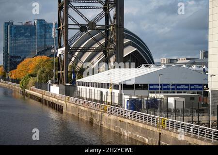Glasgow, Écosse, Royaume-Uni.24 octobre 2021.PHOTO : vues du site de la COP26 montrant la rivière Clyde et le quai, avec les bâtiments du campus écossais de l'événement (OVO Hydro Arena, SEC Armadillo et SECC), ainsi que le Crown Plaza Hotel et l'anneau de la barrière de sécurité en acier entourant la région.Quelques jours avant que les chefs d'État, ainsi que des milliers de délégués, de médias et de manifestants, débarquèrent très prochainement à Glasgow pour le début du Sommet sur les changements climatiques qui débutera le 31 octobre.Crédit : Colin Fisher/Alay Live News Banque D'Images