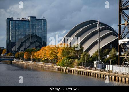 Glasgow, Écosse, Royaume-Uni.24 octobre 2021.PHOTO : vues du site de la COP26 montrant la rivière Clyde et le quai, avec les bâtiments du campus écossais de l'événement (OVO Hydro Arena, SEC Armadillo et SECC), ainsi que le Crown Plaza Hotel et l'anneau de la barrière de sécurité en acier entourant la région.Quelques jours avant que les chefs d'État, ainsi que des milliers de délégués, de médias et de manifestants, débarquèrent très prochainement à Glasgow pour le début du Sommet sur les changements climatiques qui débutera le 31 octobre.Crédit : Colin Fisher/Alay Live News Banque D'Images