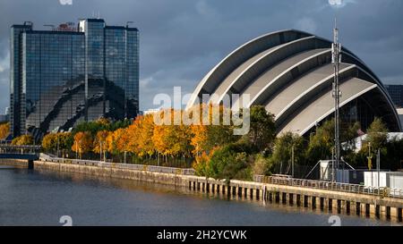 Glasgow, Écosse, Royaume-Uni.24 octobre 2021.PHOTO : vues du site de la COP26 montrant la rivière Clyde et le quai, avec les bâtiments du campus écossais de l'événement (OVO Hydro Arena, SEC Armadillo et SECC), ainsi que le Crown Plaza Hotel et l'anneau de la barrière de sécurité en acier entourant la région.Quelques jours avant que les chefs d'État, ainsi que des milliers de délégués, de médias et de manifestants, débarquèrent très prochainement à Glasgow pour le début du Sommet sur les changements climatiques qui débutera le 31 octobre.Crédit : Colin Fisher/Alay Live News Banque D'Images