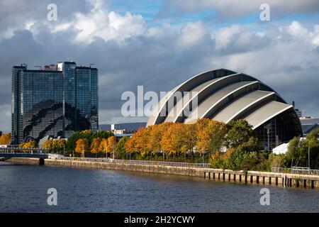 Glasgow, Écosse, Royaume-Uni.24 octobre 2021.PHOTO : vues du site de la COP26 montrant la rivière Clyde et le quai, avec les bâtiments du campus écossais de l'événement (OVO Hydro Arena, SEC Armadillo et SECC), ainsi que le Crown Plaza Hotel et l'anneau de la barrière de sécurité en acier entourant la région.Quelques jours avant que les chefs d'État, ainsi que des milliers de délégués, de médias et de manifestants, débarquèrent très prochainement à Glasgow pour le début du Sommet sur les changements climatiques qui débutera le 31 octobre.Crédit : Colin Fisher/Alay Live News Banque D'Images