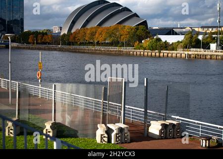 Glasgow, Écosse, Royaume-Uni.24 octobre 2021.PHOTO : vues du site de la COP26 montrant la rivière Clyde et le quai, avec les bâtiments du campus écossais de l'événement (OVO Hydro Arena, SEC Armadillo et SECC), ainsi que le Crown Plaza Hotel et l'anneau de la barrière de sécurité en acier entourant la région.Quelques jours avant que les chefs d'État, ainsi que des milliers de délégués, de médias et de manifestants, débarquèrent très prochainement à Glasgow pour le début du Sommet sur les changements climatiques qui débutera le 31 octobre.Crédit : Colin Fisher/Alay Live News Banque D'Images
