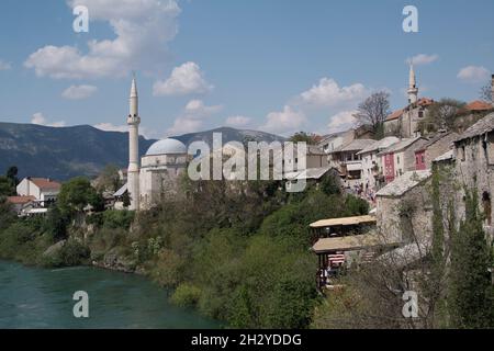 Bosnien-Herzegowina, Mostar, Koski Mehmed-Pascha Moschee, vieille ville, mosquée Koski Mehmed pasa, en face de la rivière Neretva; Bosnie-Herzégovine Banque D'Images