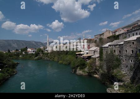 Bosnien-Herzegowina, Mostar, Koski Mehmed-Pascha Moschee, vieille ville, mosquée Koski Mehmed pasa, en face de la rivière Neretva; Bosnie-Herzégovine Banque D'Images