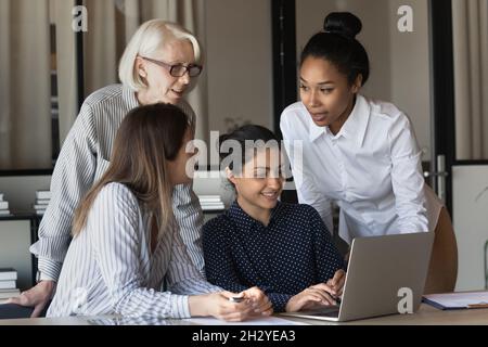 Une équipe féminine d'entreprise multiraciale amicale collabore à des séances de remue-méninges au bureau Banque D'Images