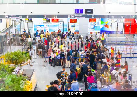 Pattaya, Thaïlande - 01.21.2020: Foule à l'aéroport pour l'enregistrement des passagers en Asie Banque D'Images
