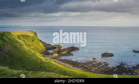 Formations rocheuses de Giants Causeway, vues depuis le sommet de la falaise, partie de Wild Atlantic Way et patrimoine mondial de l'UNESCO, situées en Irlande du Nord Banque D'Images
