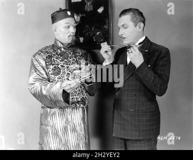 LON CHANEY en costume comme M. Wu sur le plateau Candid avec la star MGM LEW CODY avec des baguettes pendant le tournage de M. WU 1927 réalisateur WILLIAM NIGH roman Louise Jordan Miln armoire Lucia Coulter Metro Goldwyn Mayer Banque D'Images