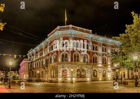 Un lampadaire qui brille au siège éclairé de la Savings Bank South à Ystad, Suède, le 14 septembre 2021 Banque D'Images