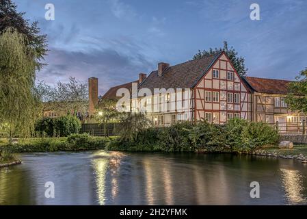 Scène nocturne d'une ancienne maison à colombages qui se reflète dans un étang, Ystad, Suède, 14 septembre 2021 Banque D'Images