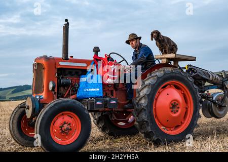 Les tracteurs d'époque défilent au 70e championnat britannique de labour, Mindrum Mill, Northumberland, Angleterre, Royaume-Uni Banque D'Images