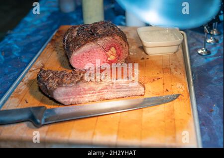 Rôti de bœuf de qualité sur planche à découper en bois avec sel et couteau de cuisine Banque D'Images