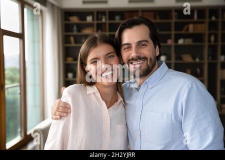 Portrait en tête d'un couple de famille souriant sincère. Banque D'Images