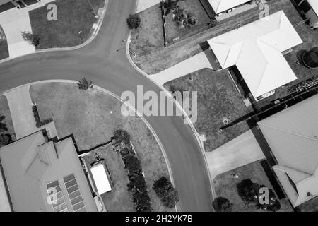 Une antenne de drone sur les toits des maisons de banlieue et de la rue Banque D'Images