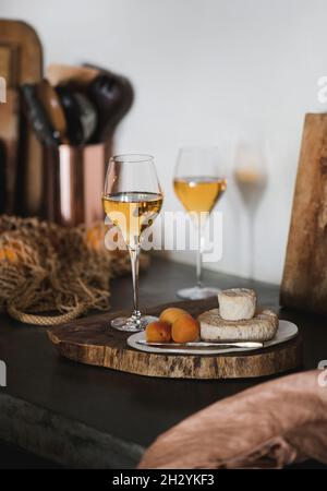 Vin orange ou orange en verre de vin et hors-d'œuvre en-cas Banque D'Images