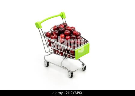 Canneberge dans un chariot de supermarché, isoler sur un fond blanc Banque D'Images