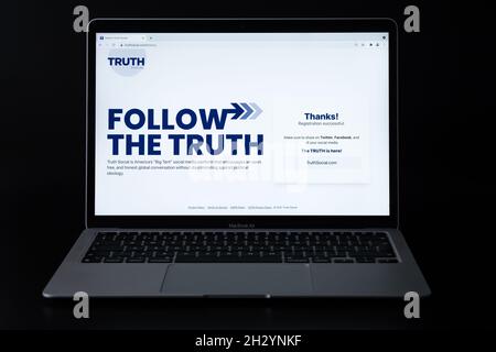 Vérité site Web de la plate-forme sociale vu sur l'ordinateur portable.Nouvelle plate-forme de médias sociaux de Donald Trump.Stafford, Royaume-Uni, 24 octobre 2021. Banque D'Images