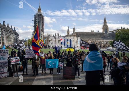 Londres, Royaume-Uni.24 octobre 2021.Un représentant d'Uyghur s'adresse aux manifestants pendant la manifestation.Un rassemblement organisé par six groupes de droits humains différents d'Uyghur, du Tibet et de Hong Kong appelant à « dire non aux Jeux olympiques d'hiver de Beijing, dire non au génocide » qui était lié à trois objectifs principaux :'Protestation contre les Jeux Olympiques d'hiver de Pékin en 2022', 'les Uyghurs, les Tibétains et les peuples de Hong Kong' et 'pour fournir un relais de flambeau pour interpréter l'esprit olympique.'Crédit : SOPA Images Limited/Alamy Live News Banque D'Images