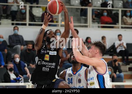 Trento, Italie.24 octobre 2021.Desonta Bradford - Panier Aquila Dolomiti Trentin Energia pendant Dolomiti Energia Trentin vs Nutribullet Trévise Panier, Basketball italien Un championnat de série à Trento, Italie, octobre 24 2021 crédit: Independent photo Agency/Alamy Live News Banque D'Images