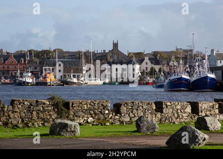 Stornoway habour et ville vu du parc du château de Lews, Stornoway, île de Lewis, Hebrides extérieures, Écosse,ROYAUME-UNI Banque D'Images