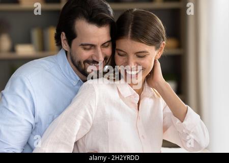 Affectueux et heureux jeune homme caucasien câlin belle femme. Banque D'Images
