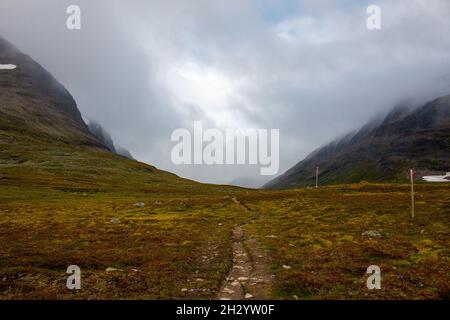 Entrée dans la vallée de l'U sur le chemin de la cabane Viterskalet depuis la cabane Syter, la Laponie suédoise, la piste Kungsleden entre Hemavan et Ammarnas. Banque D'Images