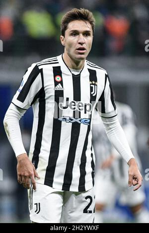 Milan, Italie - 24 octobre 2021: Federico Chiesa de Juventus regarde pendant le match de championnat de football italien Serie FC Internazionale vs Juventus au stade San Siro Banque D'Images