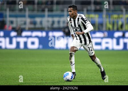 Milan, Italie - 24 octobre 2021 : Alex Sandro de Juventus contrôle le ballon pendant le match de championnat de football italien de la série A FC Internazionale vs Juventus au stade San Siro Banque D'Images