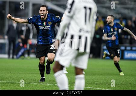 Milan, Italie - 24 octobre 2021 : Hakan Çalhanoğlu du FC Internazionale fête après que Edin Džeko du FC Internazionale a remporté le but d'ouverture lors du match de championnat de football italien Serie a FC Internazionale vs Juventus au stade San Siro Banque D'Images