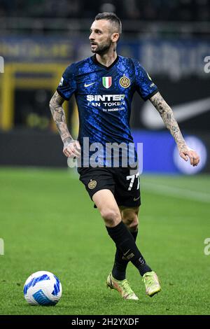 Milan, Italie - 24 octobre 2021 : Marcelo Brozović du FC Internazionale contrôle le ballon lors du match de championnat de football italien de Serie FC Internazionale vs Juventus au stade San Siro Banque D'Images