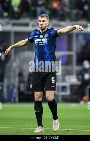 Milan, Italie - 24 octobre 2021: Edin Džeko du FC Internazionale gestes pendant la série Un match de championnat de football italien FC Internazionale vs Juventus au stade San Siro Banque D'Images