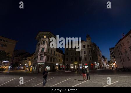 Photo de la trg de Presernov à Ljubljana, en Slovénie, avec passage piéton.La place Preseren est la place centrale de Ljubljana, la capitale de Slo Banque D'Images