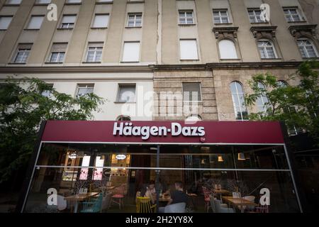 Photo d'un panneau avec le logo de Haagen Dazs sur leur boutique locale à Zagreb, Croatie.Haagen-Dazs est une marque américaine de crème glacée, qui a la franchise Banque D'Images