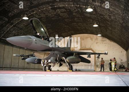 Les responsables des avions de chasse Faucon Fighting Faucon de la U.S. Air Force F-16 surveillent la génération d'un avion F-16C de la U.S. Air Force à partir du 480e Escadron de chasseurs pendant le drapeau bleu 21 à la base aérienne d'Uvda, en Israël, le 24 octobre 2021.Avant chaque décollage, les pilotes et les agents d'entretien effectuent des contrôles de sécurité et d'entretien rigoureux afin d'assurer la fiabilité et la sécurité de l'avion tout au long des opérations intensives.(É.-U.Photo de la Force aérienne par Tech.Sgt.Maeson L. Elleman) Banque D'Images