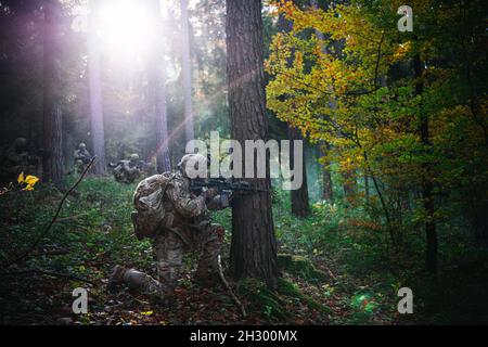 Un parachutiste de l'armée américaine affecté au 1er Bataillon, 503e Régiment d'infanterie de parachutistes engage des forces opposées dans les bois lors d'un mouvement pour contacter un exercice d'entraînement situationnel.Cette formation s'inscrit dans le cadre de l'exercice Bayonet Ready 22 du joint multinational Readiness Centre, dans la zone de formation de Hohenfels, en Allemagne, le 22 octobre 2021.L'exercice Bayonet Ready 22 est une directive de la Force opérationnelle sud-européenne de l'armée des États-Unis - Afrique dirigée par le 7e Commandement de l'instruction de l'armée et la 173e Brigade aéroportée au joint multinational Readiness Centre dans la zone d'entraînement de Hohenfels, Banque D'Images