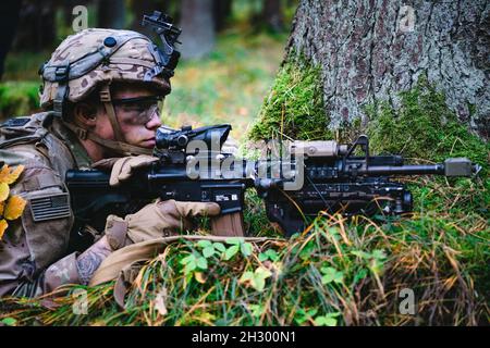 Un parachutiste de l'armée américaine affecté au 1er Bataillon, 503e Régiment d'infanterie de parachutisme scanne son secteur de feu après avoir engagé des forces opposées dans les bois pendant un mouvement pour contacter un exercice d'entraînement situationnel.Cette formation s'inscrit dans le cadre de l'exercice Bayonet Ready 22 du joint multinational Readiness Centre, dans la zone de formation de Hohenfels, en Allemagne, le 22 octobre 2021.L'exercice Bayonet Ready 22 est une directive de la Force opérationnelle sud-européenne de l'armée des États-Unis - Afrique, dirigée par le 7e Commandement de l'instruction de l'armée et la 173e Brigade aéroportée au joint multinational Readiness Centre Banque D'Images
