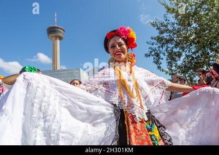 San Antonio, Texas, États-Unis.24 octobre 2021.Artistes lors d'une procession musicale à Muertos Fest, un San Antonio Texas Day of the Dead, Dia de los Muertos, Celebration.Le jour des morts est une fête mexicaine traditionnelle célébrée avec des autels et des offrandes au Mexique et ailleurs pour honorer la famille, les amis, et d'autres qui sont morts.La Tour des Amériques de San Antonio est en arrière-plan. Banque D'Images