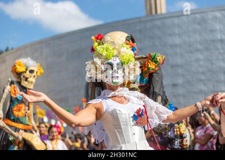 San Antonio, Texas, États-Unis.24 octobre 2021.Artistes lors d'une procession musicale à Muertos Fest, un San Antonio Texas Day of the Dead, Dia de los Muertos, Celebration.Le jour des morts est une fête mexicaine traditionnelle célébrée avec des autels et des offrandes au Mexique et ailleurs pour honorer la famille, les amis, et d'autres qui sont morts. Banque D'Images