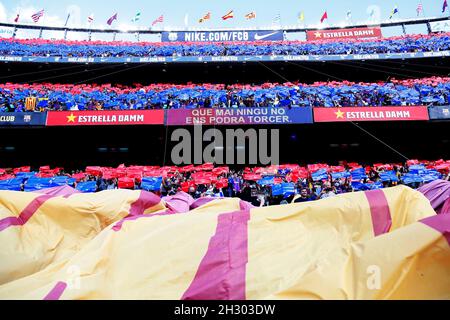 Barcelone, Espagne.24 octobre 2021.Fans de Barcelone (Barcelone), 24 octobre 2021 - football : match espagnol 'la Liga Santander' entre le FC Barcelone 1-2 Real Madrid au stade Camp Nou à Barcelone, Espagne.Credit: D.Nakashima/AFLO/Alamy Live News Banque D'Images