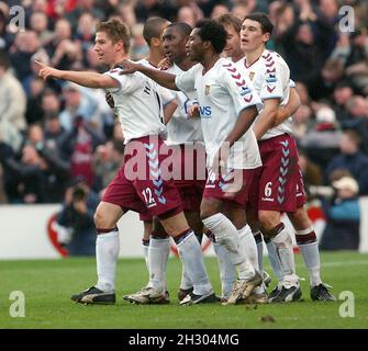 PORTSMOUTH V ASTON VILLA THOMAS HITZLPERGER CÉLÈBRE SON GAGNANT PIC MIKE WALKER, 2005 Banque D'Images