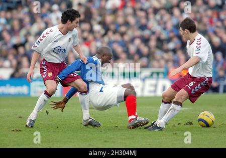 PORTSMOUTH V ASTON VILLA YAKUBU EST LUTTÉ CONTRE LE BALLON PAR LIAM RIDGEWELL PIC MIKE WALKER, 2005 Banque D'Images