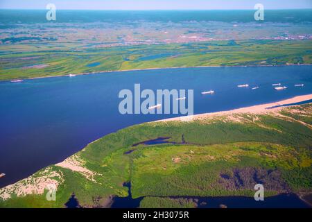 Vue aérienne sur le paysage de la taïga du nord de Yakutia et la rivière Lena depuis l'avion Banque D'Images