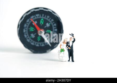 Mariage mariage mariage nouveau-né direction concept miniature personnes, jouets photographie.Mariée et marié debout au-dessus de la plate-forme du podium isolé sur le dos rose Banque D'Images